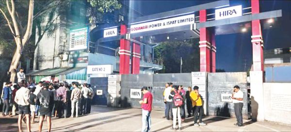 गोदावरी पॉवर एंड इस्पात का पैलेट प्लांट पर श्रम विभाग का ताला