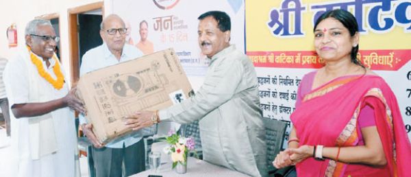 वृद्धाश्रम के बुजुर्गों का सम्मान