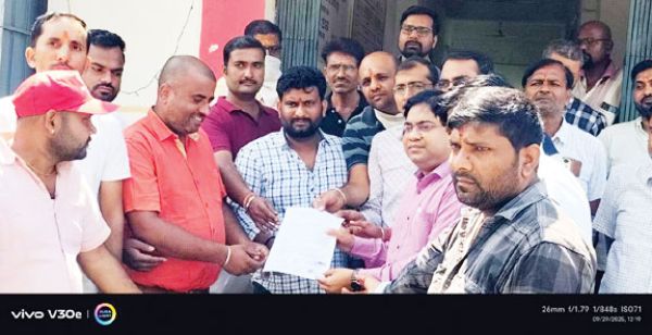 एनएच में बड़े-बड़े गड्ढे व धूल से नगरवासी परेशान, एसडीएम को सौंपा ज्ञापन