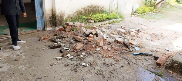 कुटुंब न्यायालय में रेलिंग और छज्जे का बड़ा हिस्सा भरभराकर  गिरा, अधिवक्ता और पक्षकार घायल