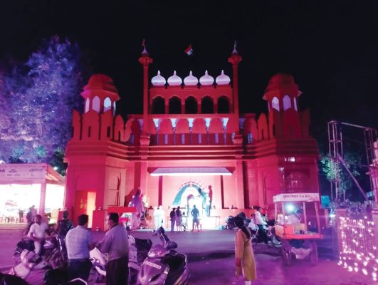 कहीं लालकिला तो कहीं केदारनाथ में सजाया माता का दरबार