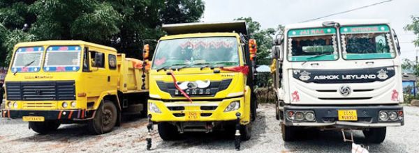 चूना पत्थर-रेत का अवैध परिवहन, 12 गाडिय़ां जब्त