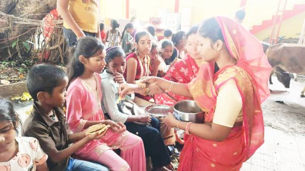 हवन में शामिल होने भक्तों की उमड़ी भीड़