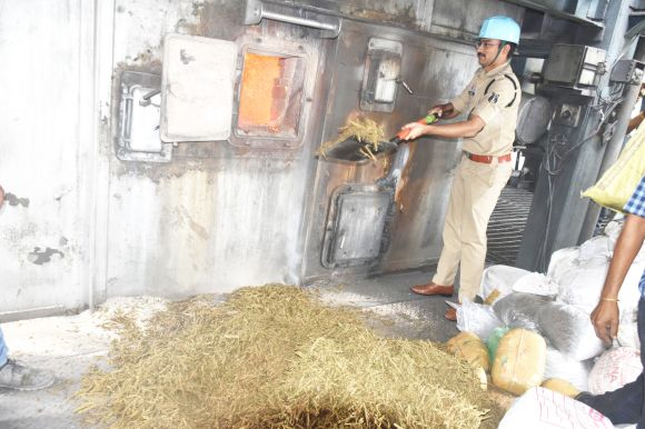 अवैध गांजा और नशीली   टैबलेट का नष्टीकरण