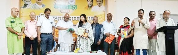 ‘पंचतंत्र सरगुजिया में’ का विमोचन, सांसद सरगुजा बने साक्षी