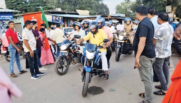 दुपहिया पर हेलमेट पहन रैली के रूप में नगर भ्रमण पर निकले पुलिस, पत्रकार व जनप्रतिनिधि