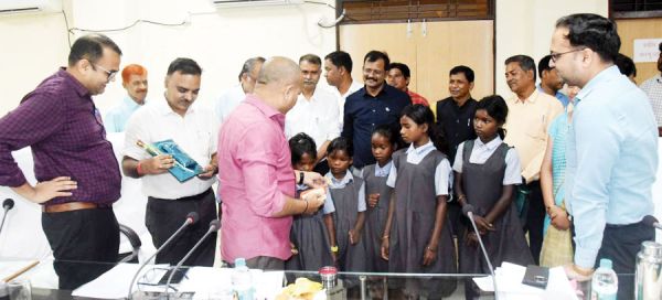 शिक्षा की मुख्यधारा से जुड़े उत्साहित पहाड़ी कोरवा बच्चों ने कलेक्टर से की मुलाकात