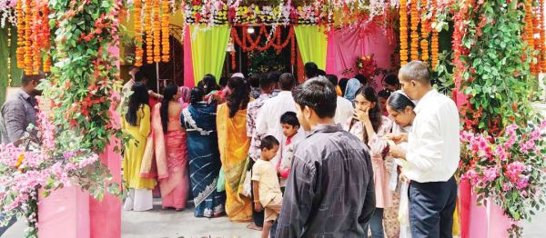 मंदिरों व दुर्गा पंडालों में श्रद्धालुओं की उमड़ रही भीड़