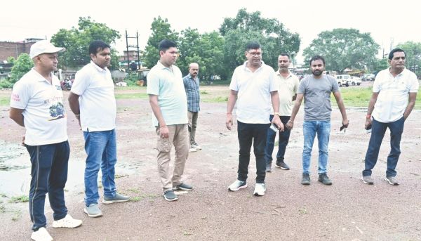 आयुक्त ने दशहरा पर्व के लिए मैदानों का किए निरीक्षण