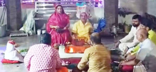 महाष्टमी:  दुर्गा पंडालों और मंदिरों में हवन, देर रात तक भक्त करते रहे दर्शन