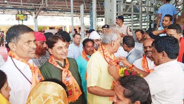 स्पेशल ट्रेन से रामलला  दर्शन के लिए यात्री रवाना