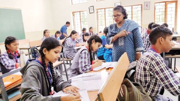 कलेक्टर ने केंद्रीय विद्यालय के बच्चों की ली क्लास
