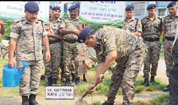 188 वीं वाहिनी सीआरपीएफ जवानों ने  किया पौधारोपण, रक्तदान भी