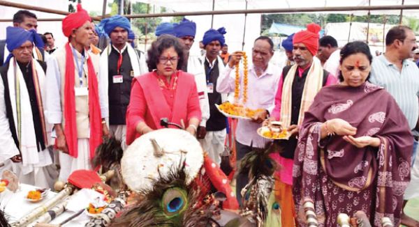 बस्तर दशहरा में शामिल होने 12 परगना से आए ग्राम देवी-देवताओं को किया रवाना