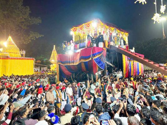 बस्तर दशहरा:  भीतर रैनी रस्म में  विजय रथ की हुई परिक्रमा