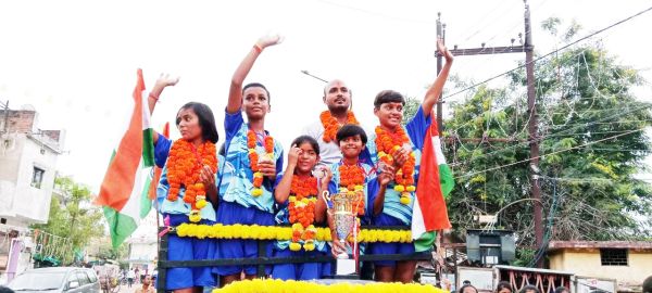 हॉकी खिलाडिय़ों ने जीता स्वर्ण-कांस्य पदक  शहर पहुंचने पर खिलाडिय़ों का सम्मान