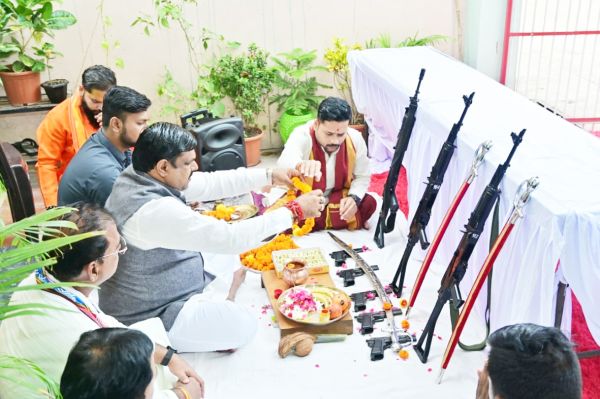 विजयादशमी पर मंत्री गजेन्द्र ने शस्त्र पूजन कर दी शुभकामनाएं