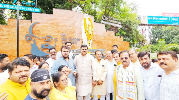 गांधी जयंती पर मंत्री  गजेन्द्र ने किया माल्यार्पण