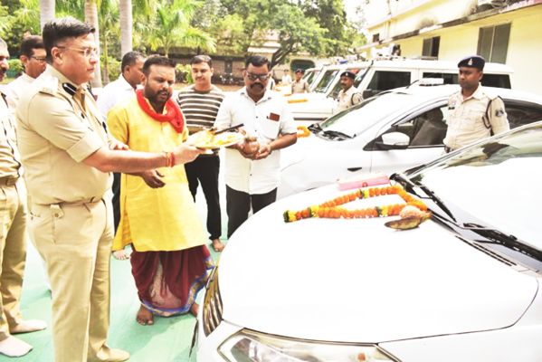 पुलिस लाईन में शस्त्र पूजन