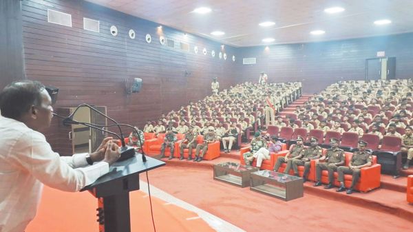 एनसीसी धरमपुरा शिविर में कैडेट्स को बताए स्वास्थ्य और बचाव के उपाय