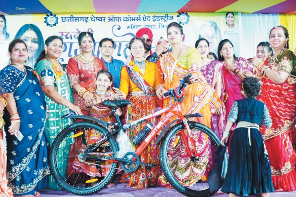 महिला चेम्बर का स्वदेशी गरबा, उमड़ी भीड़, श्रद्धालुओं ने जीता सोना-चांदी