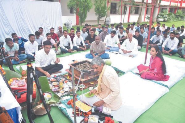 विजयादशमी पर अफसरों-पुलिस जवानों ने की शस्त्र पूजा