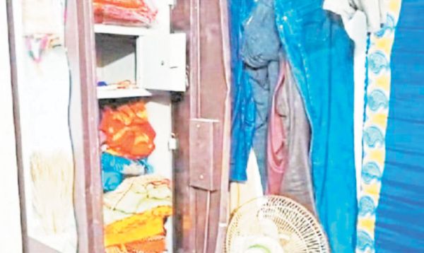 तीन घरों के ताले टूटे, गहने-नगदी पार