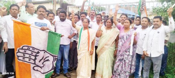 बढ़ते बिजली बिल के खिलाफ कांग्रेसियों का प्रदर्शन