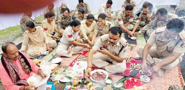 विजयदशमी पर शस्त्र पूजन, सिटी कोतवाली में हर्ष फायर कर निभाई परंपरा