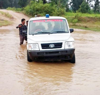  सर्पदंश पीडि़ता को ला रही एंबुलेंस नाले में फंसी