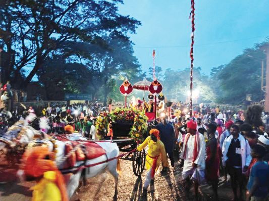 बस्तर दशहरा: बाहर रैनी रस्म पूरी, राजा ने माडिय़ा समुदाय के साथ खाई नवाखानी