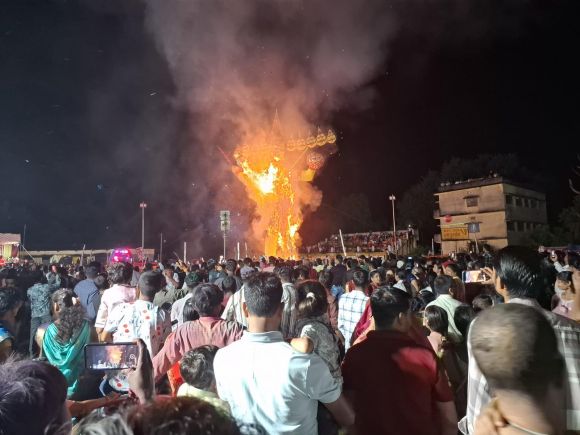 65 फीट ऊंचे रावण का दहन, दुर्गा प्रतिमा विसर्जन में उमड़ा जनसैलाब