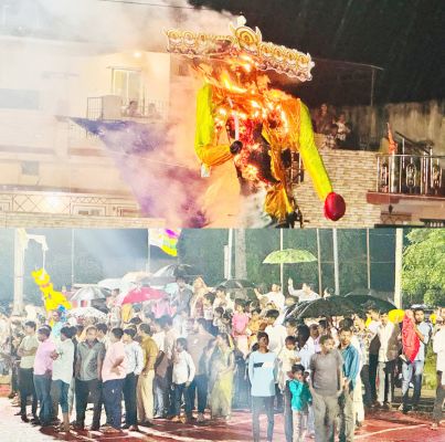 विजयादशमी पर रावण दहन, बरसात के बीच छाता थामे पहुंचे हजारों