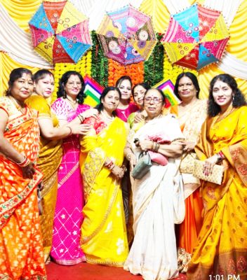 समाजसेवी महिलाओं ने पंडालों में दी सौजन्य भेंट