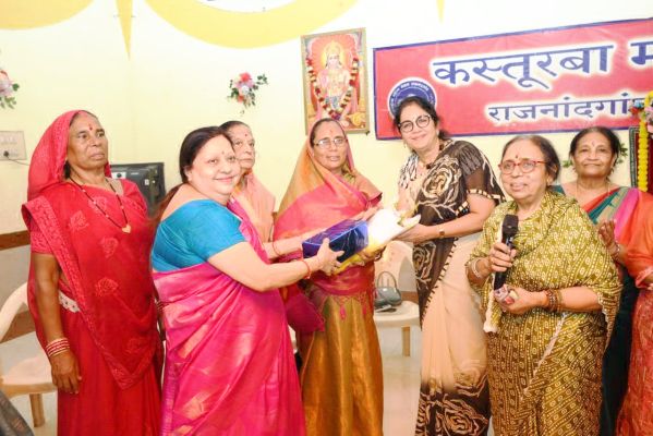 दो दिवसीय महोत्सव में महिलाओं ने खेला गरबा