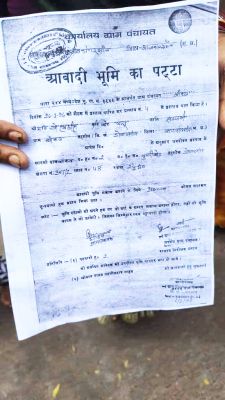 बिना सूचना निर्माणाधीन मकान पर चला बुलडोजर