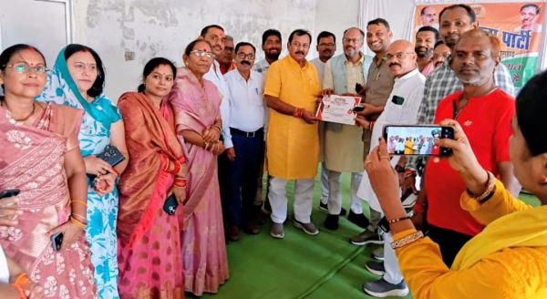 भाजपा के 14 कार्यकर्ताओं  ने किया रक्तदान