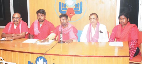 स्टेशन में बैटरी वाहनों का ठेका, कुलियों की रोजी छीनी, रद्द करने की गुहार