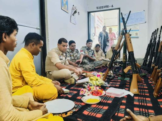 फरसगांव थाना में शस्त्र पूजा