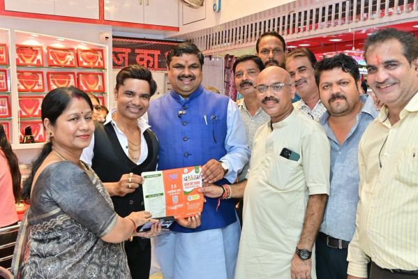 कैबिनेट मंत्री पहुंचे इंदिरा मार्केट, जीएसटी रिफार्म पर व्यापारियों से मुलाकात