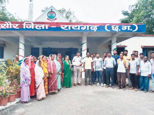 अवैध शराब की बिक्री को लेकर ग्रामीणों ने सौंपा ज्ञापन