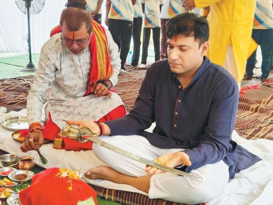 पुलिस लाईन के शस्त्रागार में शस्त्रों की पूजा-अर्चना की