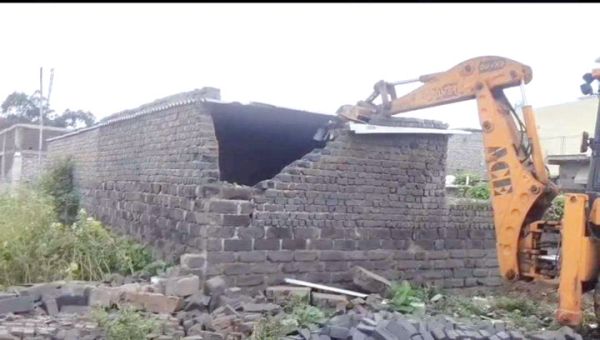  डुमरतराई में लगभग 20 हजार वर्गफीट कोटवारी भूमि पर अवैध प्लाटिंग पर बाउंड्रीवाल निगम ने तोड़ा