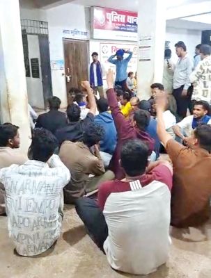 धर्मांतरण की शिकायत पर आधा दर्जन हिरासत में, पहले बजरंग दल और फिर भीम आर्मी ने थाना घेरा