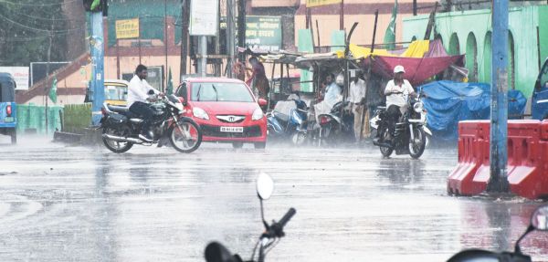 दोपहर तेज बारिश, कई इलाके जलमग्न, कई जिलों में अलर्ट