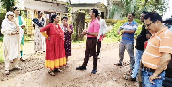  सडक़ बदहाल, जगह-जगह गड्ढे और कीचड़