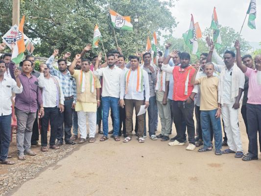 कांग्रेस ने विद्युत कार्यालय घेरा