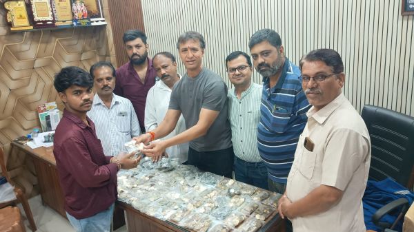 भिलाई चेम्बर ने किया सिक्के वितरण