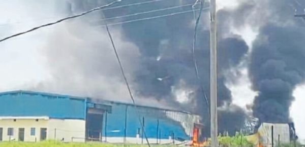 प्लास्टिक पाइप बनाने वाली फैक्ट्री में लगी आग, दो करोड़ के नुकसान की आशंका