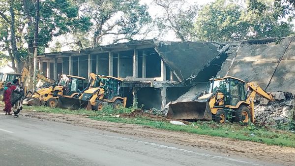 अवैध निर्माणों पर प्रशासन का बुलडोजर
